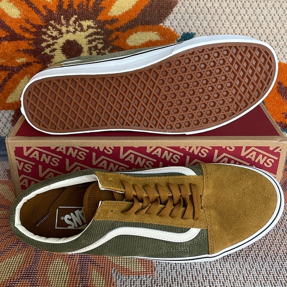 Vans WMNS Old Skool
Mini Cord Green/Brown
VN000ZNIT20A

Old Skool Corduroy - Picture 5 of 16